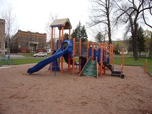 Memorialpark2015playground4 300X225